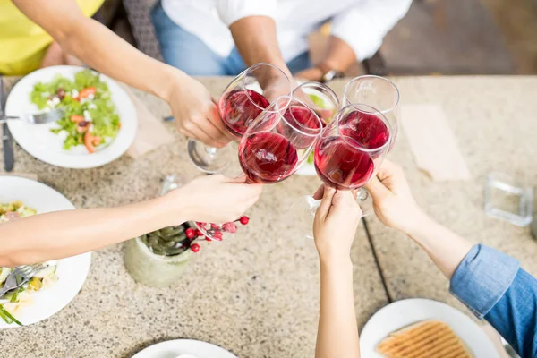 Amici che festeggiano con del vino — Foto Stock