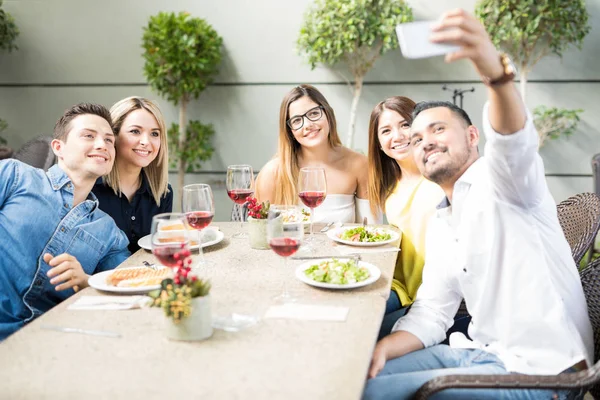 Przyjaciele biorąc selfie w restauracji — Zdjęcie stockowe