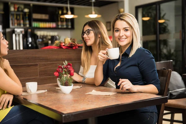 Söta kvinnor avkopplande på ett kafé — Stockfoto