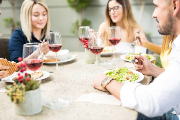 Крупный план нескольких друзей, обедающих вне дома — стоковое фото