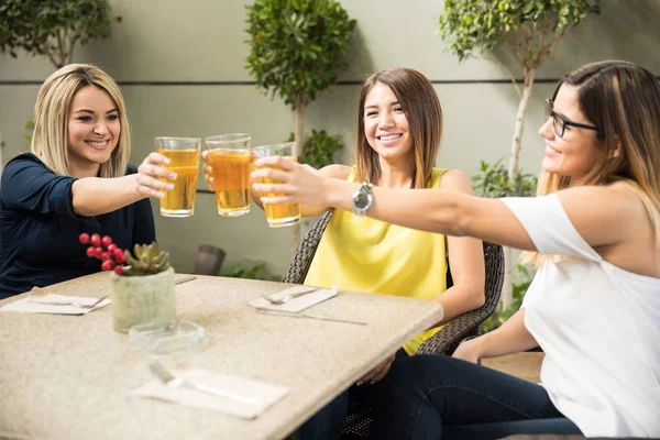 Schöne Freunde stoßen mit Bier an — Stockfoto