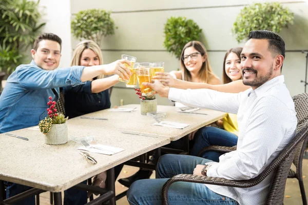 Arkadaşlar kendi gözlük kadeh kaldırmak için yetiştirme