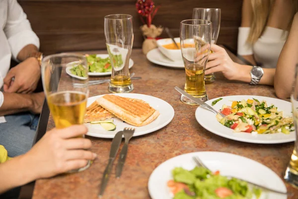 Pessoas comendo em um restaurante — Fotografia de Stock