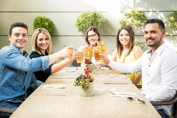 Spaanse vrienden drinken bier — Stockfoto