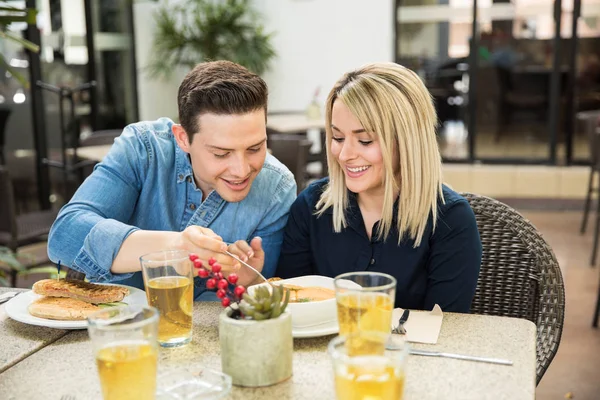 Linda pareja compartiendo algo de comida —  Fotos de Stock