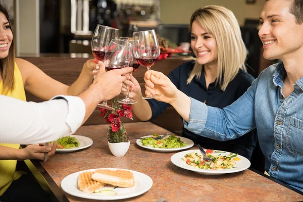 Amigos fazendo um brinde com vinho — Fotografia de Stock
