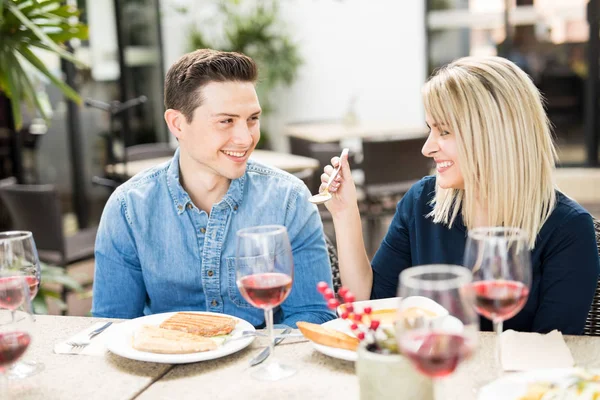 Hübsches Paar teilt sich etwas zu essen — Stockfoto
