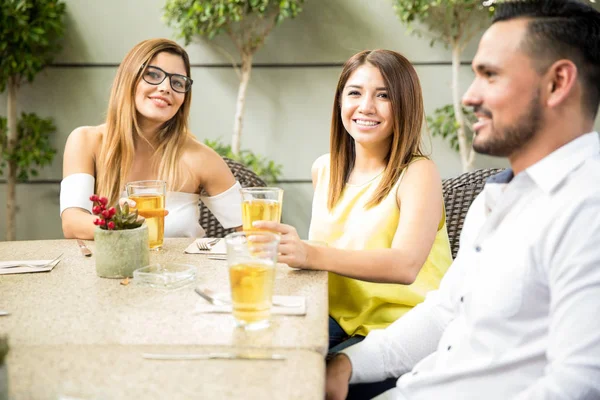 Dışarı asılı bir restoranda arkadaşları — Stok fotoğraf