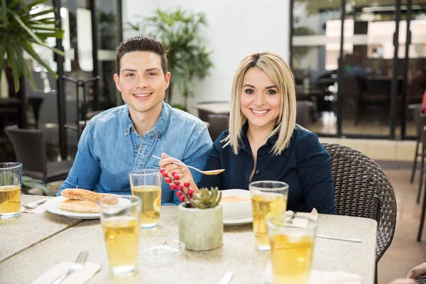 Casal atraente comendo em um restaurante — Fotografia de Stock