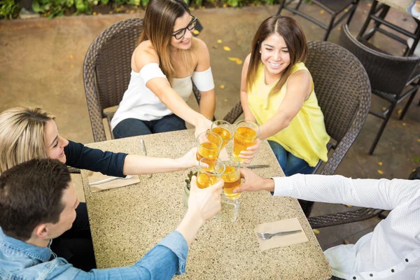 Freunde stoßen mit Bier an — Stockfoto