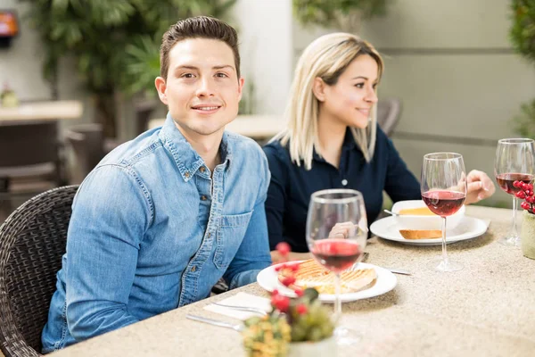 Hombre guapo comiendo fuera con amigos —  Fotos de Stock