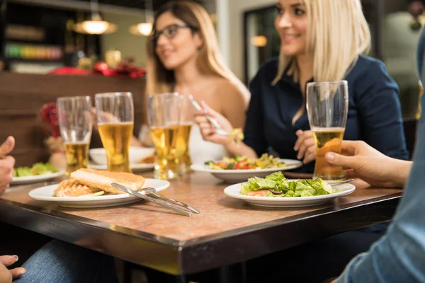 Arkadaşlar bir restoranda closeup