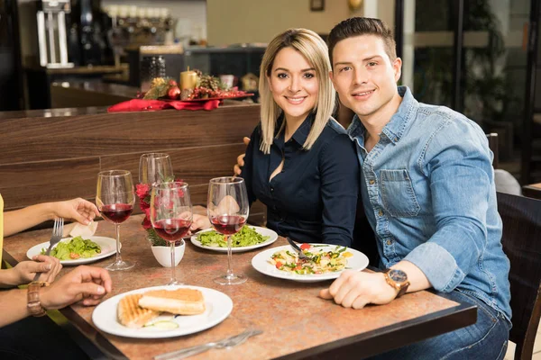 Roztomilý pár jíst v restauraci — Stock fotografie