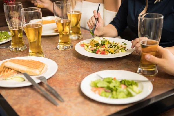 Zbliżenie ludzi, jedzenie w restauracji — Zdjęcie stockowe