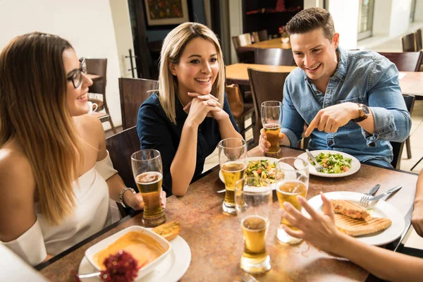 Amigos bebendo cerveja em um restaurante — Fotografia de Stock