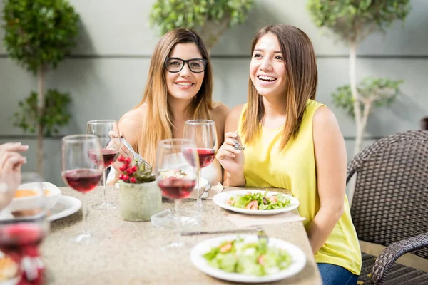 Female friends eating dinner together — Stock Photo, Image