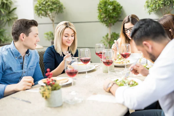 Группа друзей, ужинающих в ресторане — стоковое фото