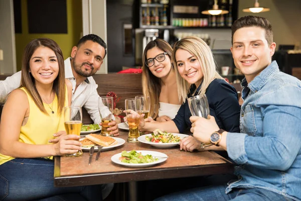 Fünf Freunde essen in einem Restaurant — Stockfoto