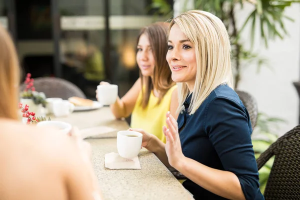 Femmes partageant quelques commérages autour du café — Photo