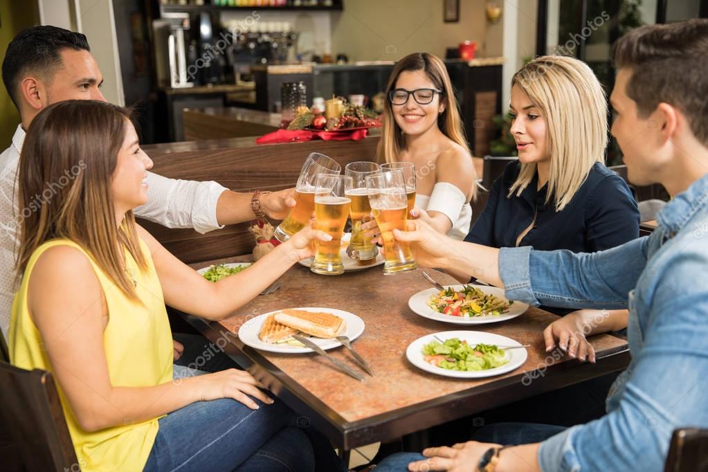 Friends having fun and drinking beer — Stock Photo