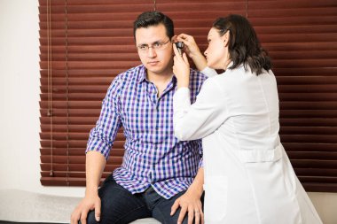 Doktor hastaya sınav yapıyor