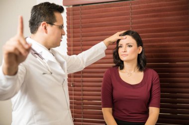 Nörolog hastaya testleri gerçekleştirme