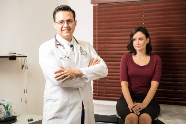 Doktor hastayı muayene ediyor.