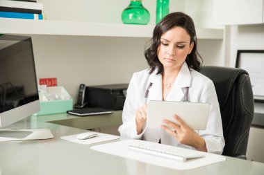 kadın doktor tablet kullanma