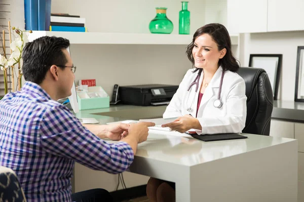 Médico que prescreve o medicamento ao paciente — Fotografia de Stock