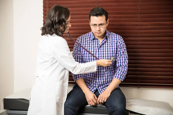 Doktor hastayı muayene ediyor.