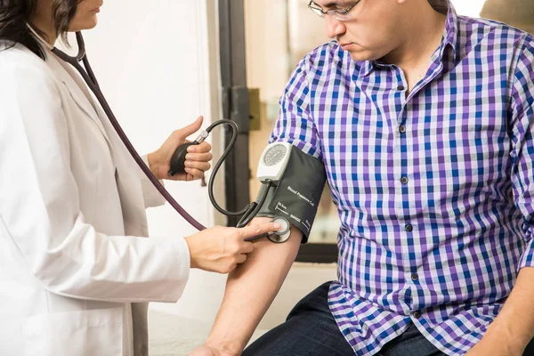 Médico usando medidor de pressão — Fotografia de Stock