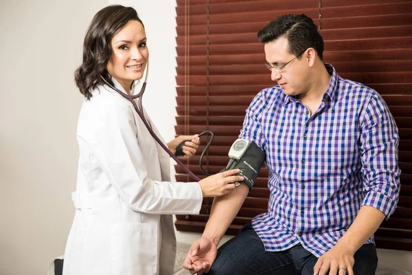 kadın doktor hasta ile çalışma