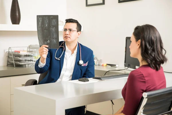Doctor explaining x-rays to patient — Stock Photo, Image