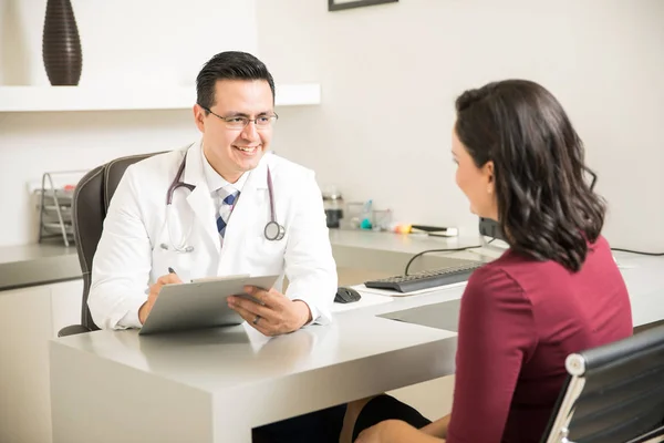 Doctor talking to patient — Stock Photo, Image