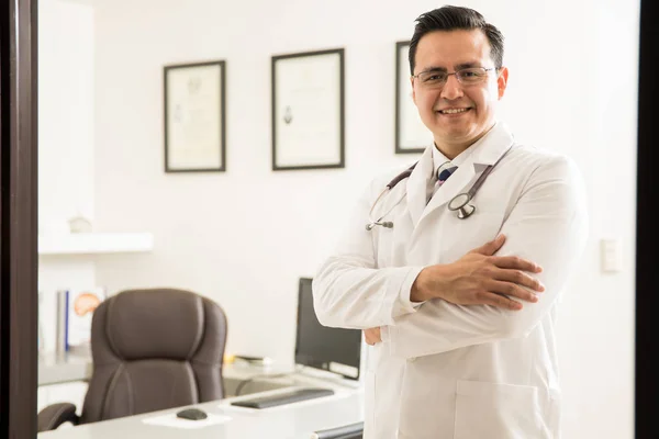 Hispanic doctor in office — Stock Photo, Image
