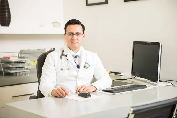 Genç bir doktor ofisinde — Stok fotoğraf