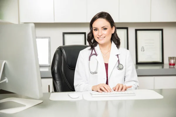 Doctor trabajando en computadora — Foto de Stock