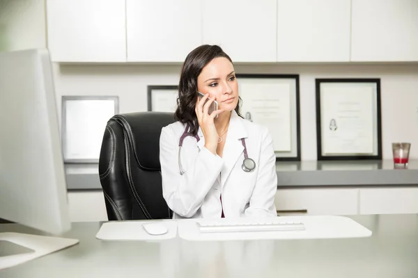 Young female doctor talking — Stock Photo, Image