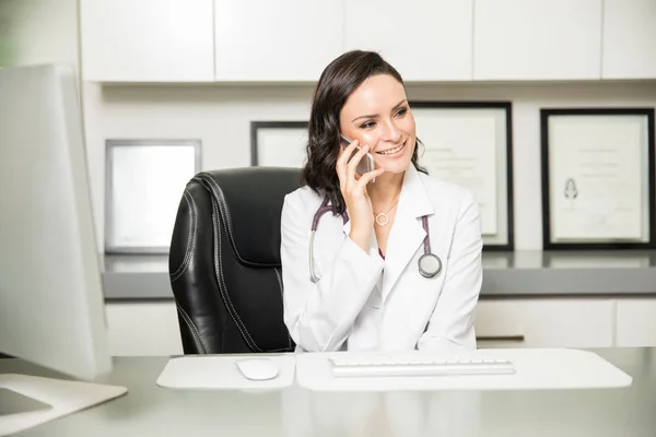 Jovem médica falando — Fotografia de Stock