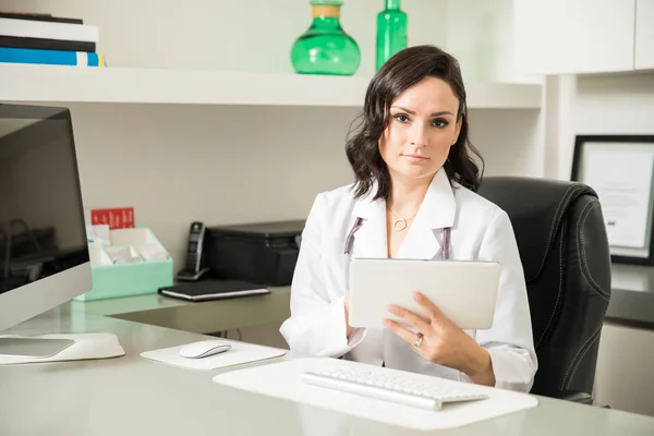 Médico femenino que usa comprimidos —  Fotos de Stock