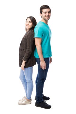 Sırt sırta duran çift