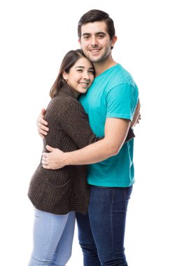 güzel çift birbirlerine sarılma