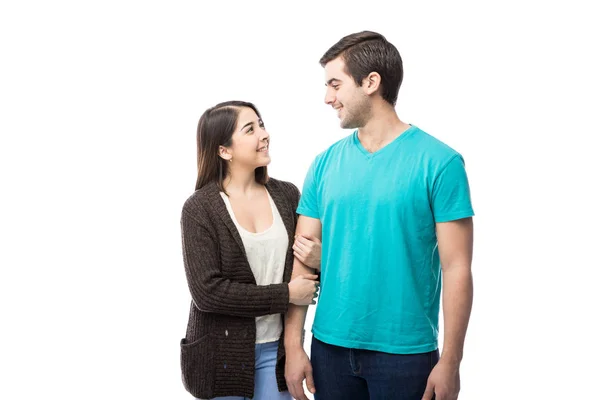 Casal olhando um para o outro — Fotografia de Stock