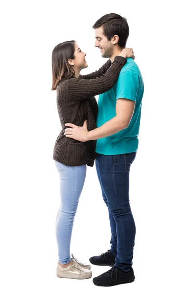 Bonito casal abraçando — Fotografia de Stock