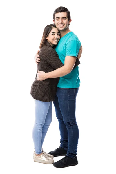 Pareja joven abrazándose en un abrazo — Foto de Stock