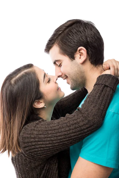 Jovem casal abraçando e beijando — Fotografia de Stock