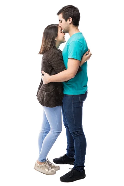 Homem beijando namorada — Fotografia de Stock