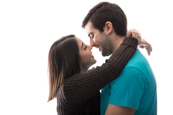 Casal apaixonado prestes a beijar — Fotografia de Stock