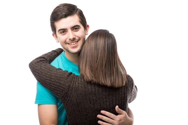 Uomo sorridente abbracciando fidanzata — Foto Stock