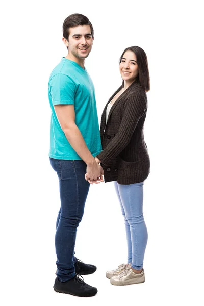 Hispanisches Paar hält Händchen — Stockfoto